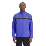 Campera de running New Balance Accelerate Jacket para hombre, color azul con franja horizontal gris y negra en el pecho y logo de la marca en gris.