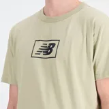 Remera de manga corta New Balance, color verde claro, con cuello redondo y estampado gráfico del logo de la marca enmarcado en el centro del pecho.