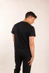 Remera blanca de mangas cortas con bolsillo en el pecho y logo de la marca en la etiqueta.