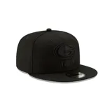 Gorro snapback New Era 9FIFTY negro con logo de los Green Bay Packers bordado en negro en los paneles frontales y cierre ajustable a presión en la parte trasera.