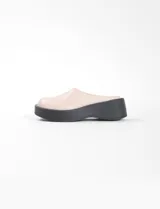 Zueco color beige con suela de goma negra.