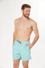 Short de baño celeste estampado con diseño minimalista, cintura elastizada con cordón de ajuste y bolsillos laterales.