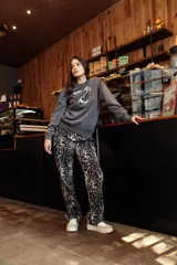 Pantalón de jogging gris con estampado de leopardo.