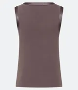 Top sin mangas color rosa claro, de corte ajustado, con cuello redondo y ribete de satén en el cuello y las sisas.