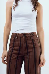 Jean wide leg de denim color celeste con tiro alto y corte amplio.