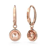 Aros colgantes Swarovski de metal con baño de oro rosa y cristales blancos redondos con engaste pavé. Cierre tipo palanca.