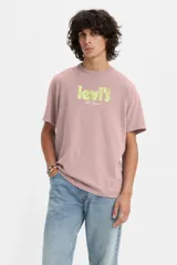 Remera rosa de corte estándar con logo Levi's estampado en el pecho.