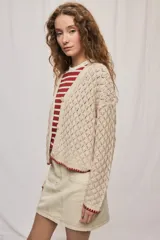 Cardigan de punto calado color tostado, con escote en V y cierre frontal de botones.