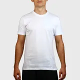 Remera deportiva Diadora blanca de corte clásico con cuello redondo.
