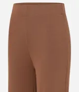 Pantalón pantalona de ribana color negro, con cintura elástica y textura acanalada.