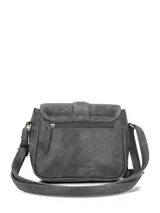 Cartera bandolera de diseño estructurado en color gris, combinando texturas de cuero sintético liso y gamuza en la solapa frontal. Cuenta con cierre de solapa, detalles de tachas metálicas, correa ajustable y un adorno de flecos laterales.