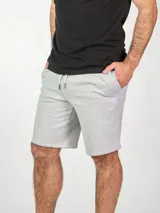 Bermuda deportiva gris con cintura elastizada y cordón ajustable.