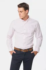 Camisa de manga larga a cuadros pequeños en tonos celeste y blanco, con bolsillo en el pecho y cuello abotonado. Corte slim fit hasta talle XL, a partir de XL classic fit.