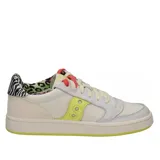Championes Saucony Jazz Court para dama, color blanco con detalles en amarillo, interior con estampado animal print y cordones color salmón.