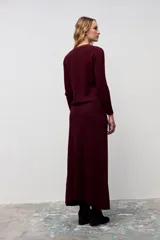 Falda midi de punto acanalado, corte recto y tiro alto, con diseño minimalista y elástico en la cintura.