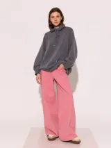 Pantalón jeanero de corte amplio, color rosado, confeccionado en tejido 100% algodón.