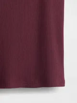 Remera de punto rib color celeste, de manga corta y cuello redondo amplio. Presenta un diseño básico y un calce ajustado al cuerpo.