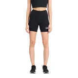 Calza corta de ciclismo New Balance Essentials Cotton Spandex Fitted Short, color negro, con logo estampado en la pierna izquierda.