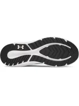Championes de running Under Armour modelo Charged Pursuit 4, color negro con suela blanca. Presentan una parte superior de malla transpirable, acolchado en el tobillo y entresuela Charged Cushioning para mayor amortiguación y respuesta.