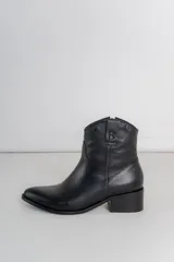 Botas cortas de cuero negro con punta fina y taco bajo.