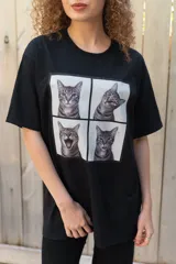 Remera blanca de algodón con estampa frontal dividida en cuatro paneles con fotos de un perro galgo.