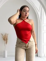 Top rojo con tirantes finos cruzados en el cuello y corte pañuelo.