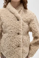 Tapado de textura tipo corderito en color marrón, con cuello solapa y cierre frontal de botones.