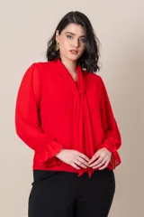 Blusa roja de gasa italiana con cuello plisado y mangas largas amplias terminadas en volado.