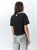 Remera corta negra de manga corta y cuello redondo.