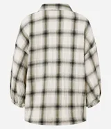 Blusa de viscosa con estampado de cuadros en tonos beige y verde. Presenta cuello en V, cierre frontal con botones y mangas 3/4 abullonadas con puños elásticos.