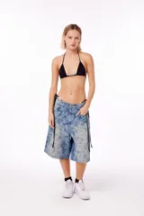 Bermuda de jean con estampa de camuflaje, tiro bajo y bolsillos traseros y laterales.