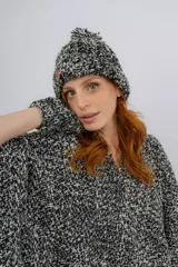 Ruana artesanal jaspeada en negro y crudo, tejida en telar manual con hilado mecha.