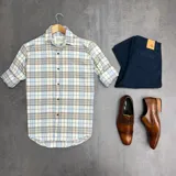 Camisa de manga 3/4 a cuadros celestes, grises y blancos, de algodón peinado.