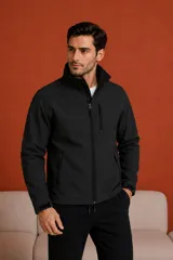 Campera de neopreno color negro, con cuello alto, cierre frontal completo y bolsillos con cierre en el pecho y los laterales. Presenta puños ajustables con velcro.