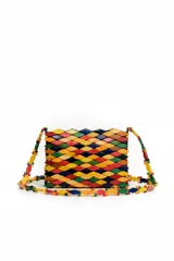 Cartera tipo bandolera hecha a mano con cuentas de madera multicolores en forma de rombos y correa larga del mismo material.