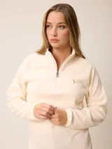 Buzo de polar con cuello alto y medio cierre frontal. Presenta un diseño de manga larga con puños elásticos y logo bordado en el pecho.