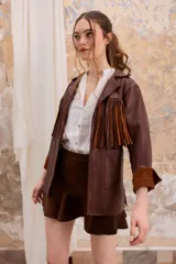 Chaqueta estilo blazer color marrón con flecos en la parte delantera y trasera, solapas y bolsillos frontales.