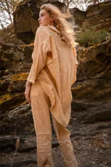 Pantalón beige de algodón con textura arrugada, corte holgado y cintura ajustable con cordones.