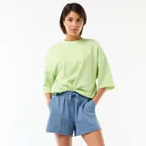 Short de felpa azul con bolsillos laterales y cintura elástica ajustable con cordón.