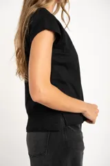 Remera negra de algodón con cuello en V y corte oversize.