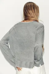 Jersey de punto verde militar con efecto doble, escote redondo y mangas largas con detalles en blanco en el cuello, puños y ruedo.