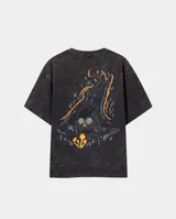 Remera de algodón con efecto stone wash en color negro, de corte oversize y manga corta. Presenta un estampado artístico en la espalda con motivos de figuras estilizadas y hongos en tonos vibrantes.