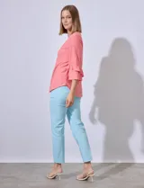 Blusa color salmón en tejido piqué, de manga ¾ con volados.