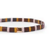Pulsera elástica con cuentas cuadradas de cerámica en color marrón, amarillo y rosa.