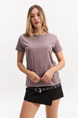 Remera básica de manga corta y cuello redondo, color lila, de corte regular y diseño liso.