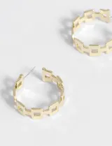 Aros tipo argolla dorados con diseño de eslabones cuadrados calados.