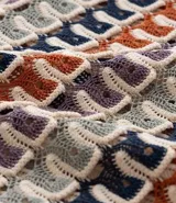 Camisa polo de hombre confeccionada en jacquard con textura ondulada. Modelo comfort con cuello abotonado contrastante y manga corta.