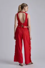 Pantalón marrón de corte recto con volados en los laterales.