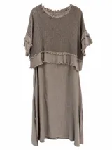 Vestido midi color visón con diseño de doble capa: la capa superior es de tejido de red transparente con mangas cortas y bordes deshilachados, y la capa inferior es un vestido liso sin mangas.