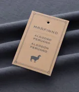 Remera básica de corte slim para hombre, confeccionada en suave algodón peruano con cuello redondo y mangas cortas, de diseño liso.